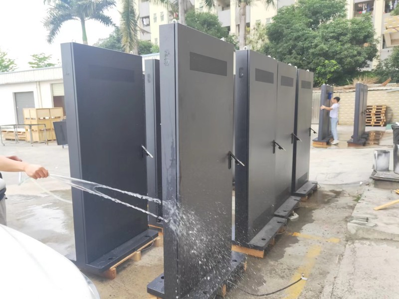 100 air-cooled 55 inch outdoor digital signage displays for Germany