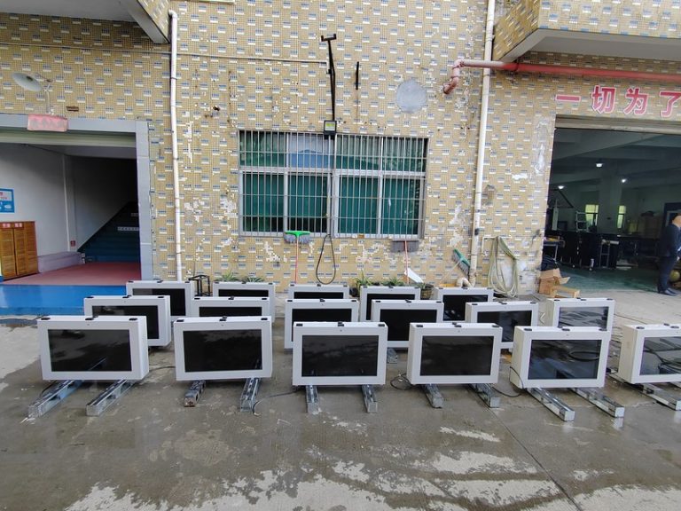 Batch of 32-inch horizontal wall mounted digital signage units