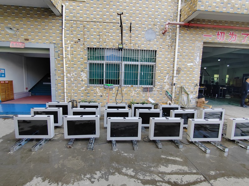 Batch of 32-inch horizontal wall mounted digital signage units