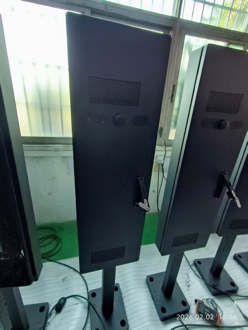 Metal cabinet for an outdoor stretched bar LCD display