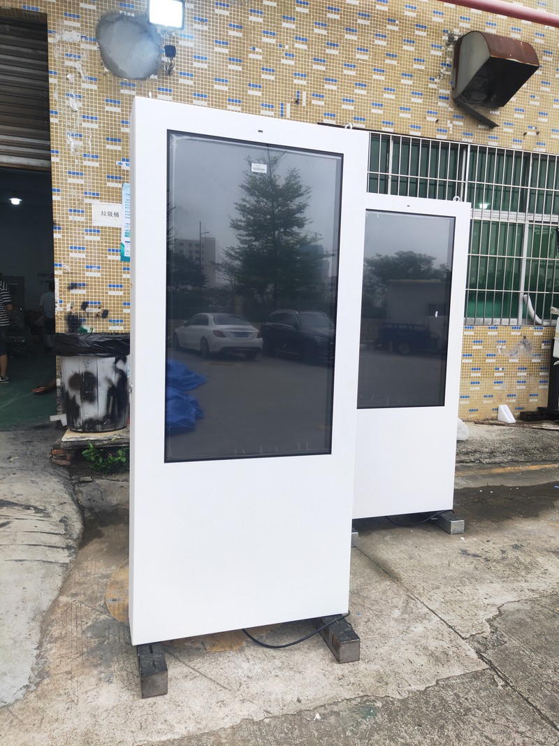 outdoor hotel digital signage - image 5