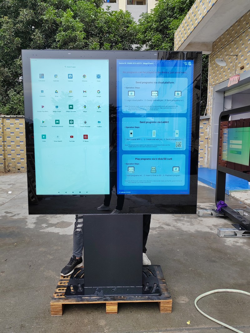 ZXT LCD factory testing a 43-inch double-screen outdoor display