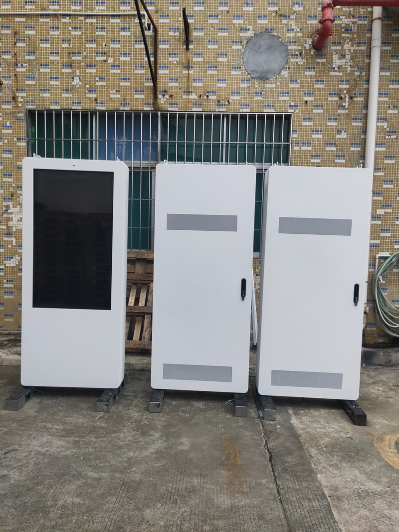 outdoor hotel digital signage - image 7