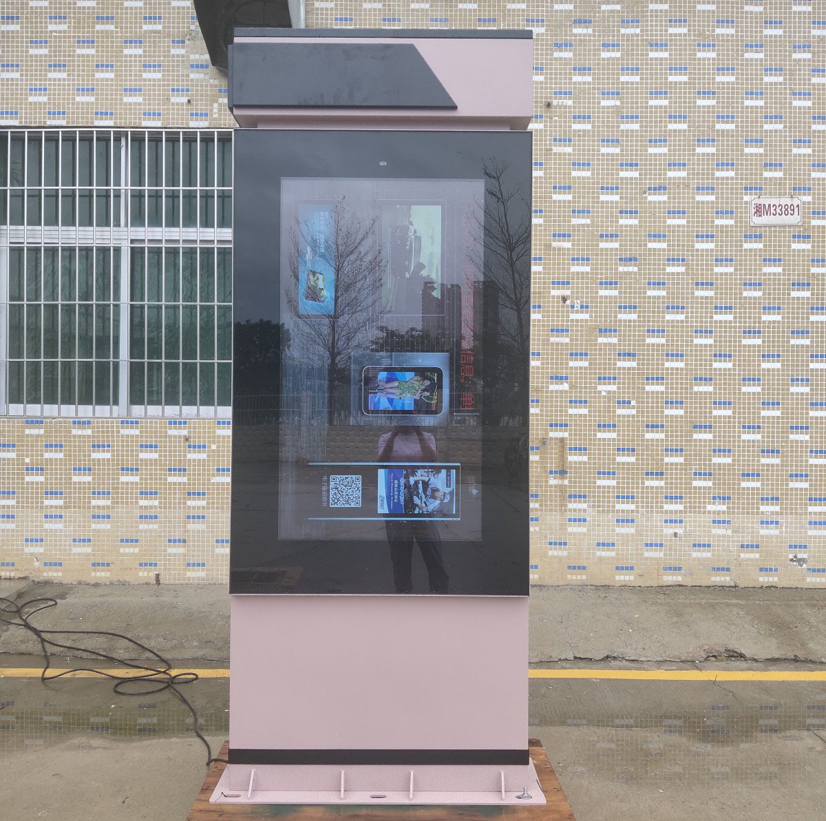 Battery-Powered Outdoor LCD Digital Signage