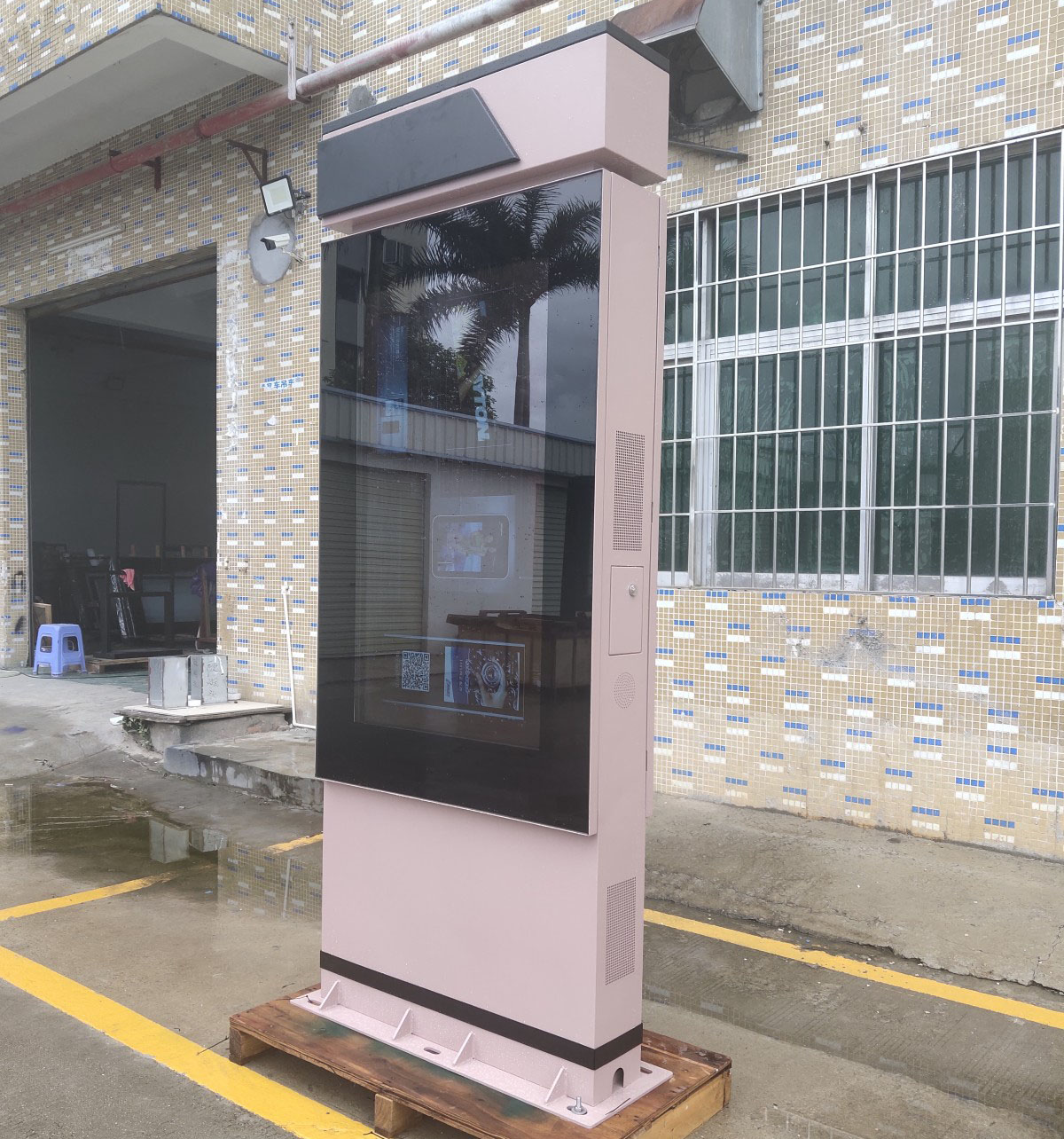 8–10 Hours of Cable-Free Display: How Battery-Powered Outdoor LCD Digital Signage Reshapes Off-Grid Applications - Figure 2