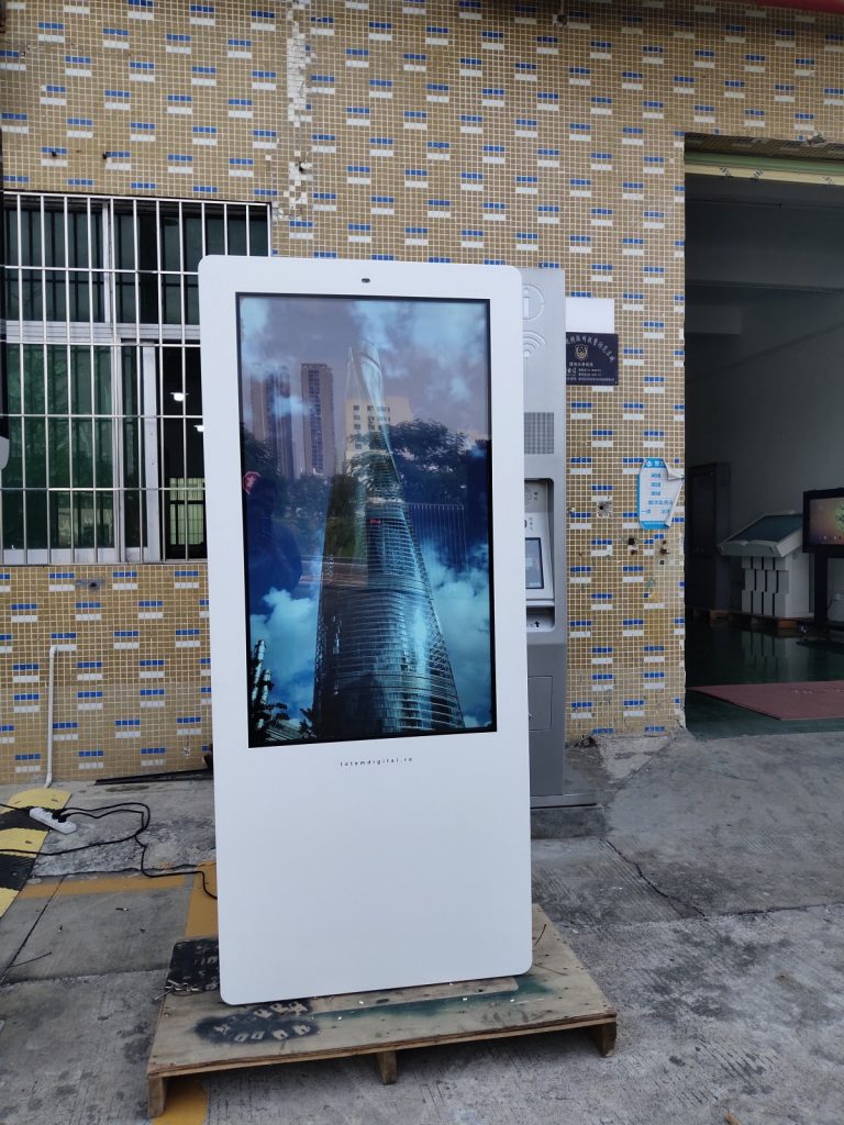 Technical Architecture and Application Scenario Analysis of Outdoor LCD Advertising Displays - Figure 1