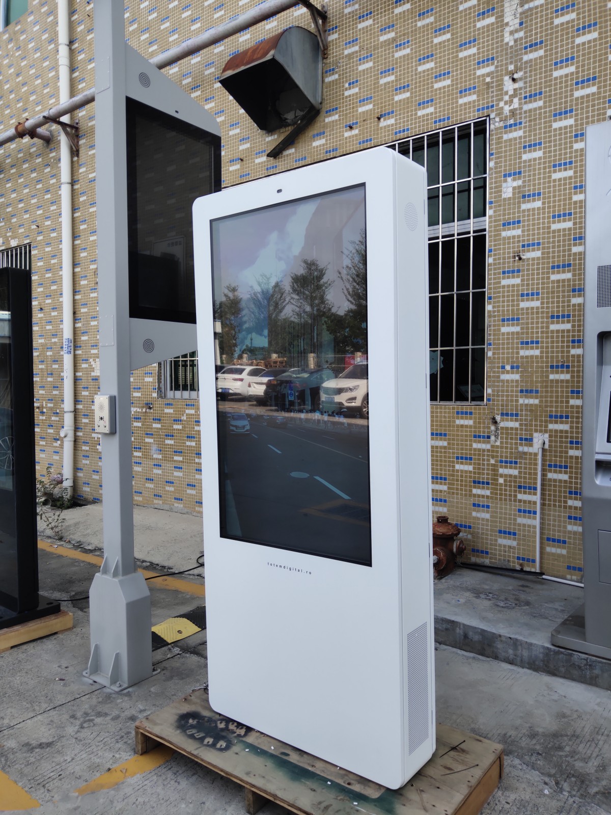 Technical Architecture and Application Scenario Analysis of Outdoor LCD Advertising Displays - Figure 2