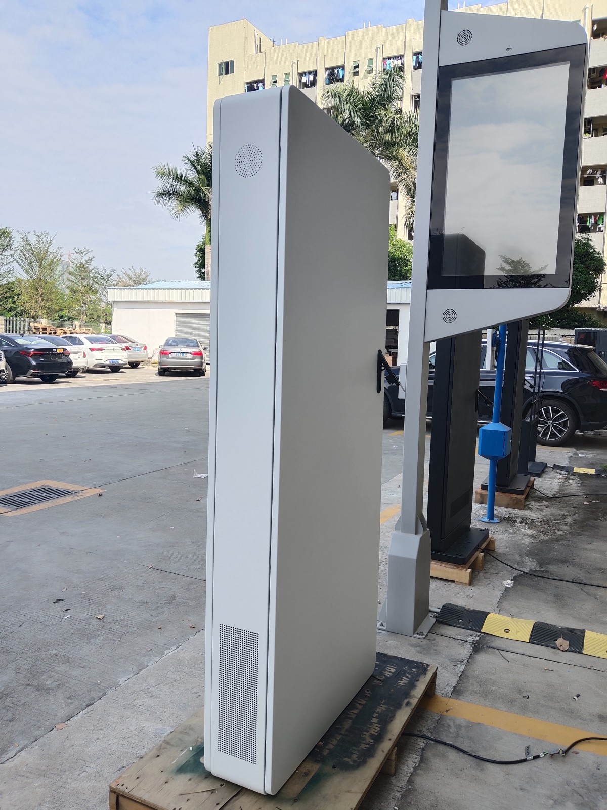 Technical Architecture and Application Scenario Analysis of Outdoor LCD Advertising Displays - Figure 3
