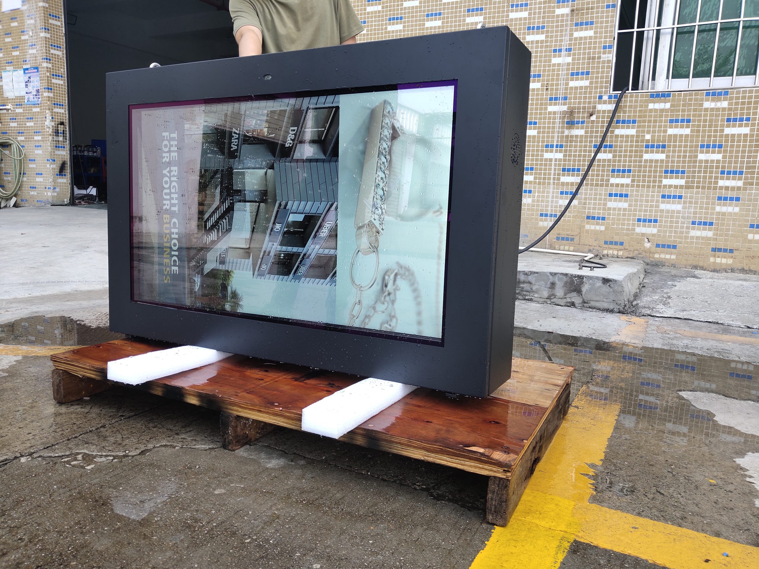 Wall-Mounted Outdoor Digital Signage: An Efficient Solution for Outdoor Communication - Figure 2